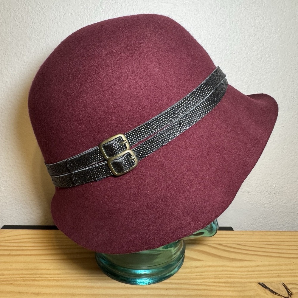 Goorin Bros Cloche Hat Womens Medium Burgundy Good Vintage Wool Felt Bell Buckle - Picture 1 of 5
